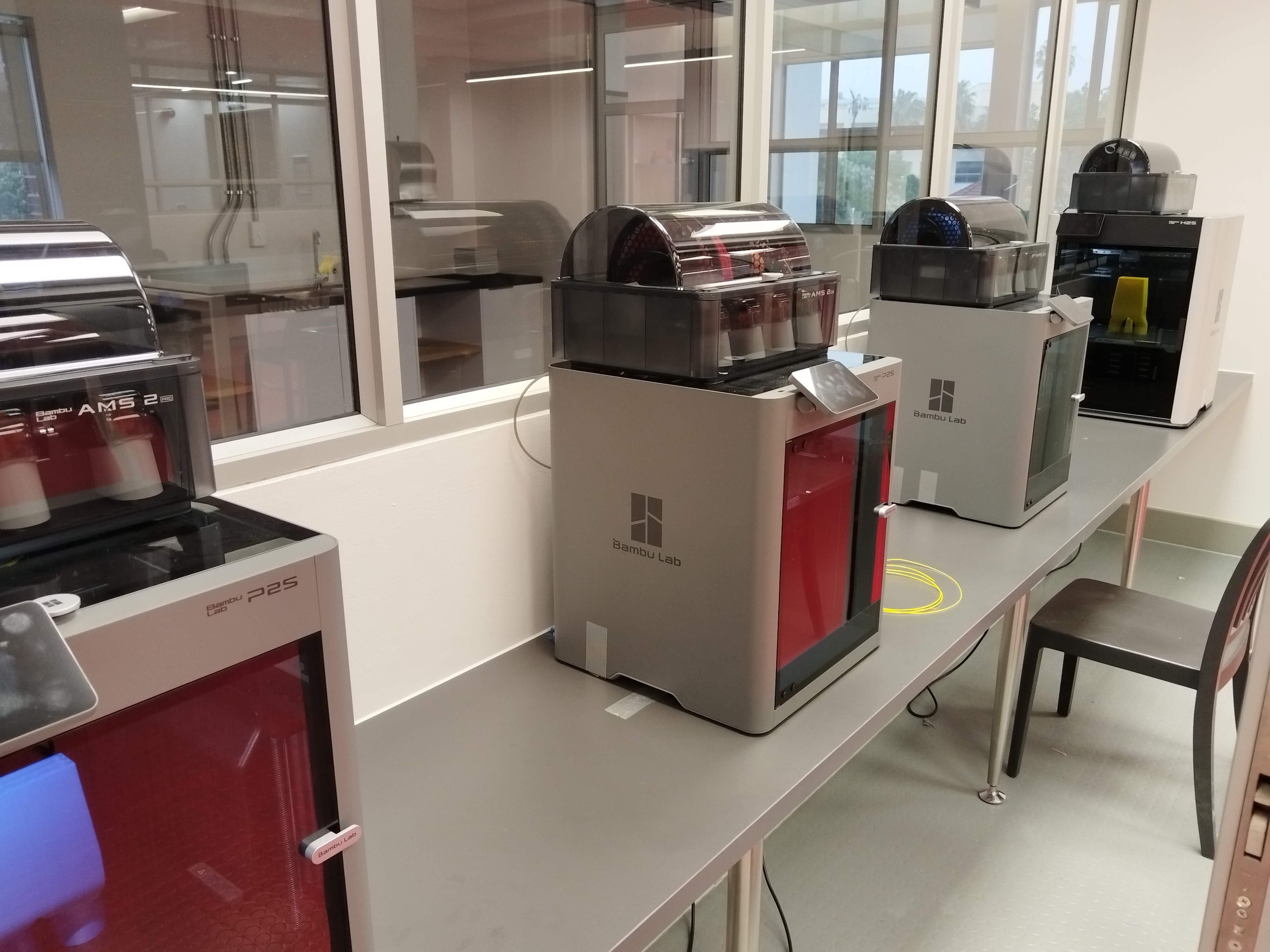 A makerspace room with machines to develop biomedical engineering devices.
